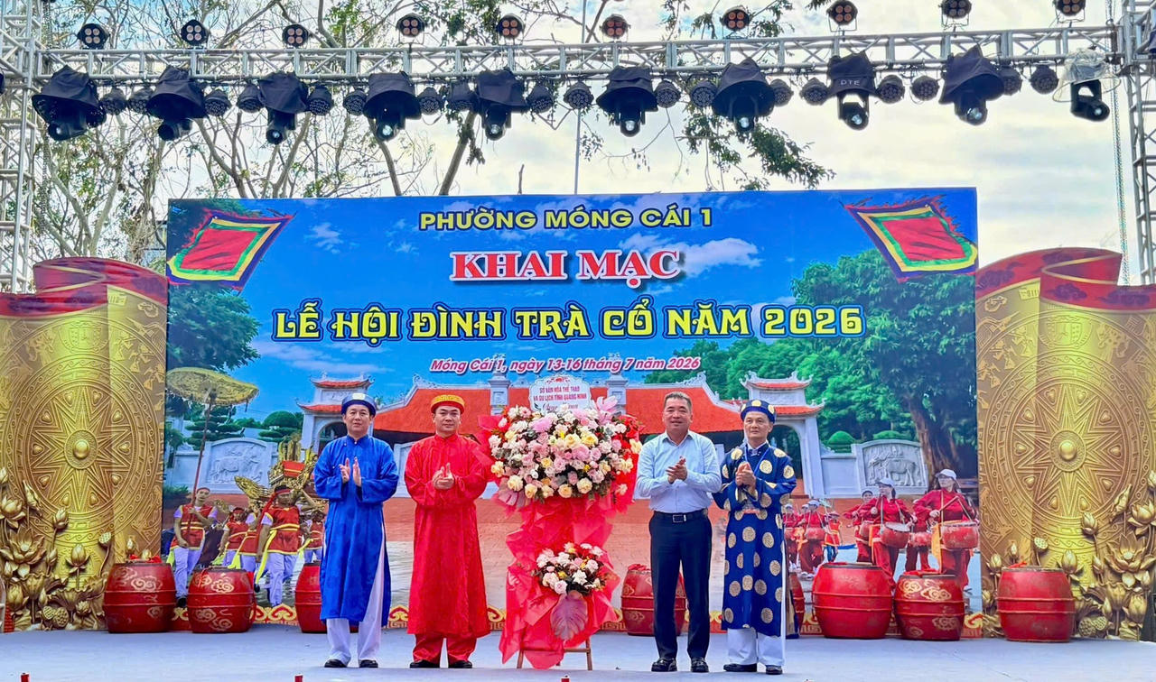 Phó Giám đốc Sở Văn hóa, Thể thao và Du lịch Nguyễn Thanh Tùng tặng hoa chúc mừng tại Lễ hội đình Trà Cổ năm 2026. (Ảnh: Công Hoan)