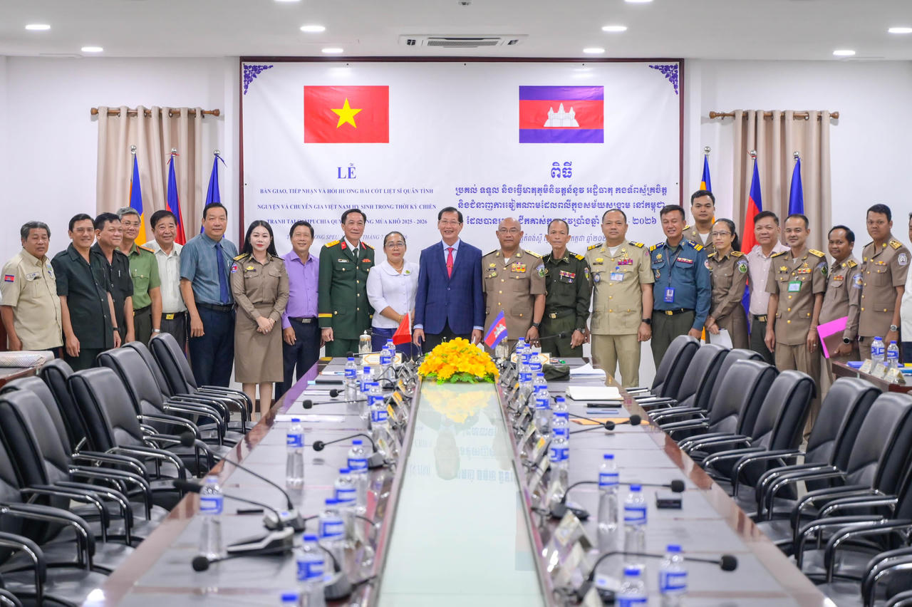 Ban Chuyên trách tỉnh An Giang và Ban Chuyên trách tỉnh Kampong Speu chụp ảnh lưu niệm.
