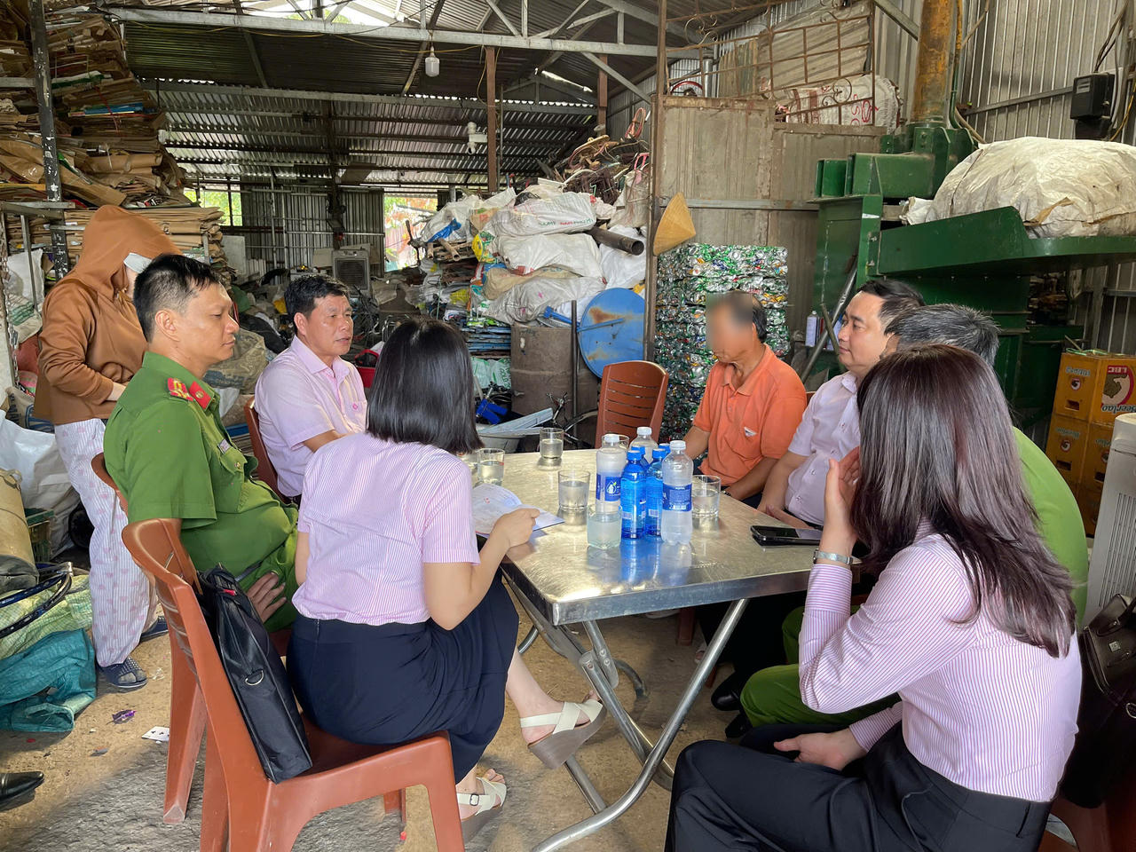 Đoàn kiểm tra liên ngành thăm hộ gia đình ông P.Q.V, xã Hưng Lộc. (Ảnh: Thùy Nhung).