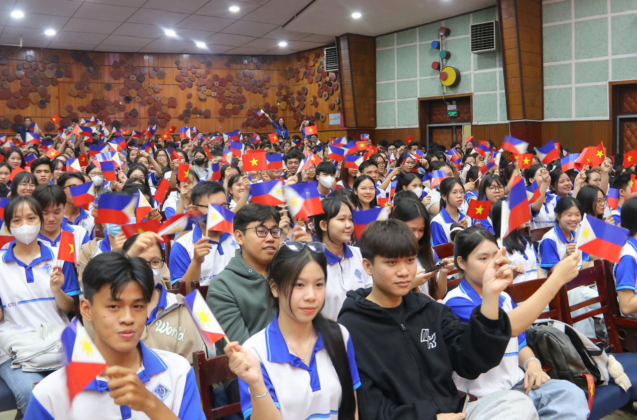 Đông đảo học sinh, sinh viên tham dự