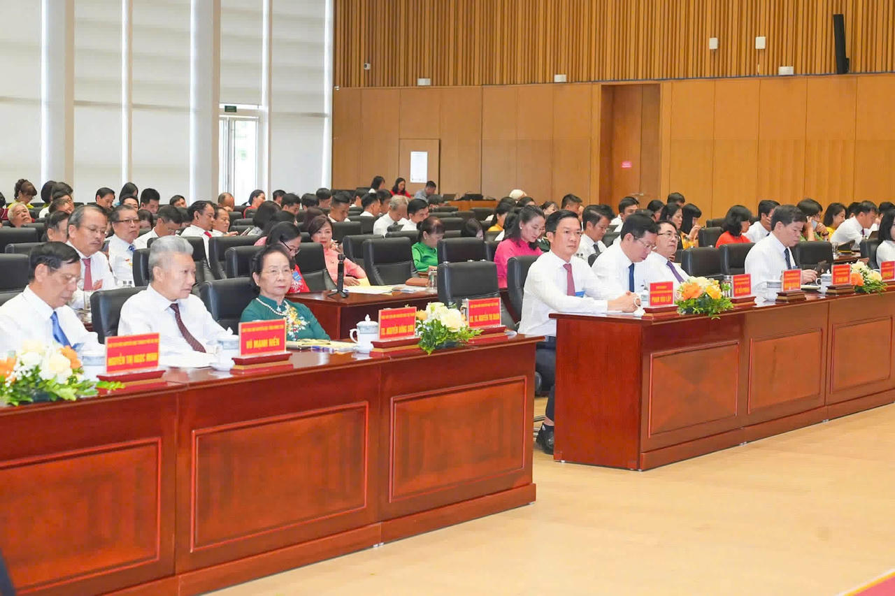 284 đại biểu chính thức là những cán bộ, hội viên ưu tú, tiêu biểu, đại diện cho gần 1,5 triệu hội viên Hội Khuyến học thành phố tham dự Hội nghị. (Ảnh: Đ.Thanh)