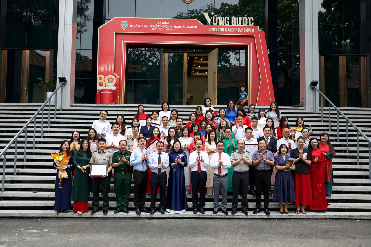 Bộ trưởng Bộ Tư pháp Hoàng Thanh Tùng chụp ảnh lưu niệm cùng các đại biểu tham dự Lễ trao giải Chuyện nghề Thi hành án dân sự lần thứ 2. Ảnh Cẩm Tú