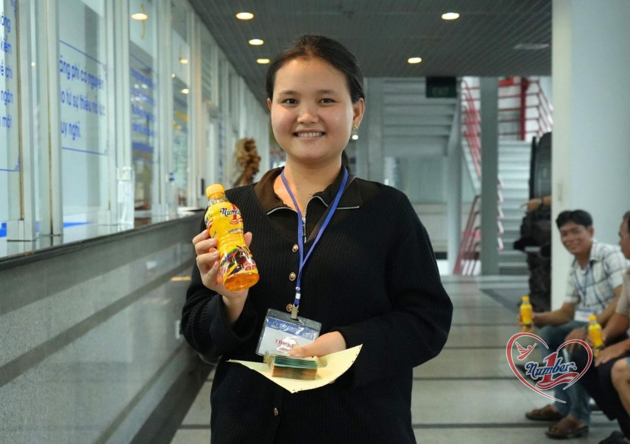 Niềm vui của chị Lê Thị Ngọc Trang khi nhận giải thưởng trị giá 50 triệu đồng nhờ uống Number 1 để tiếp thêm năng lượng khi bán hàng mỗi ngày trong hè 2025.