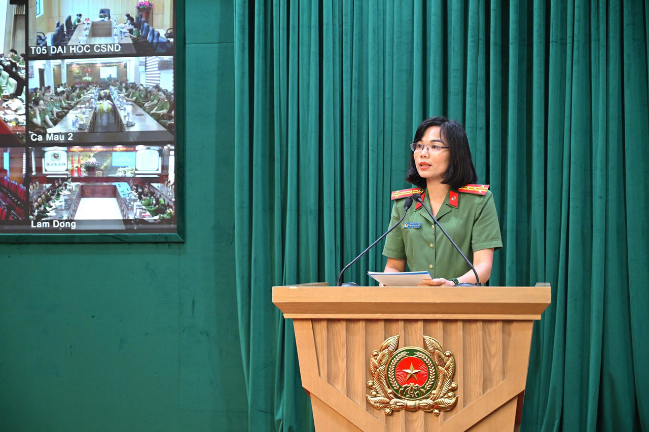  Đại tá Nguyễn Thị Quế, Trưởng Ban Phụ nữ CAND phát biểu khai mạc hội nghị.
