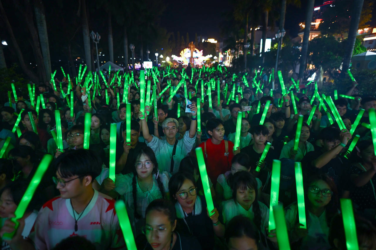 Khán giả, người dân địa phương hòa mình vào không khí náo nhiệt, lan tỏa năng lượng tích cực