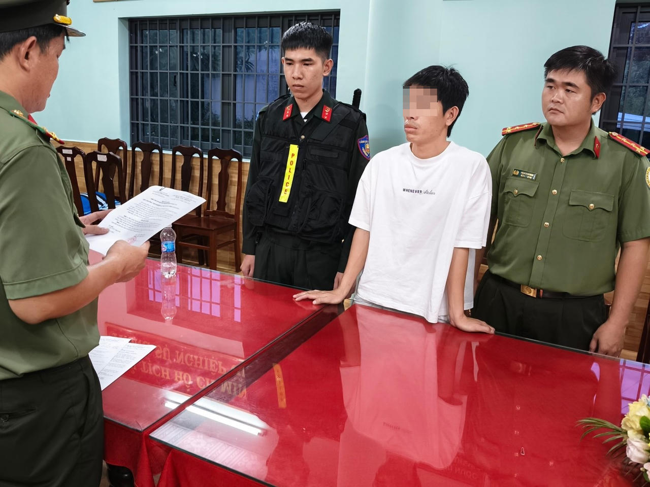 Bị can Nguyễn Tiến Sang (áo trắng)