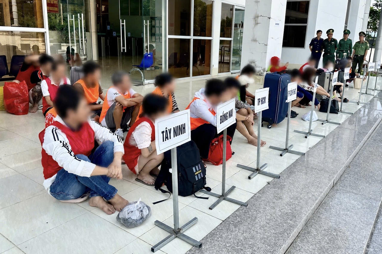 Các công dân Việt Nam được trao trả đợt này. Ảnh: Hoà Bình