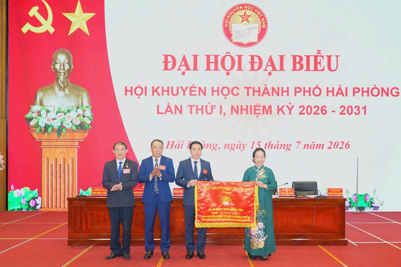 Hội Khuyến học thành phố Hải Phòng nhận Cờ thi đua xuất sắc của Trung ương Hội Khuyến học Việt Nam tặng. (Ảnh: Đ.Thanh)