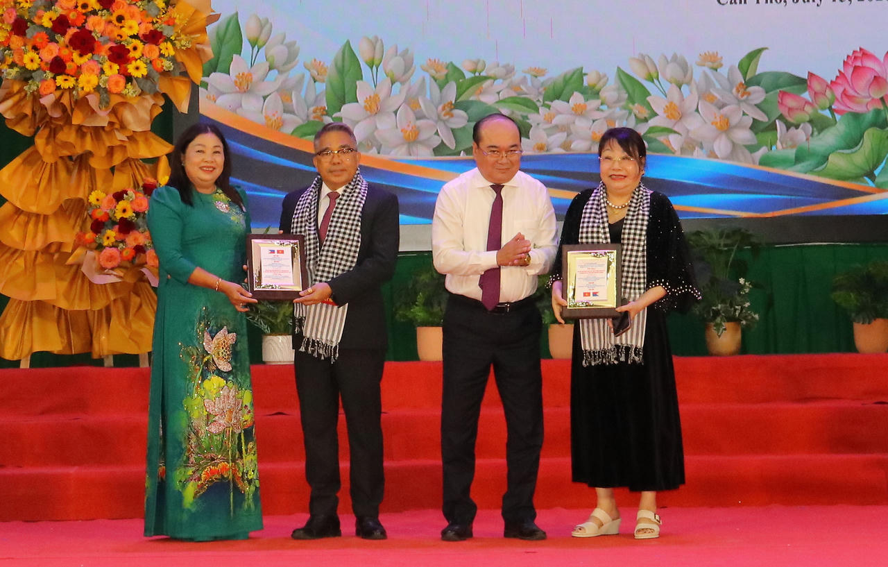 Tri ân ông Meynardo Los Banos Montealegre – nguyên Đại sứ đặc mệnh toàn quyền Philippines tại Việt Nam (thứ 2 từ trái sang) và bà Lê Thị Phụng – nguyên Tổng Lãnh sự danh dự Philippines tại TP Hồ Chí Minh (bìa phải)