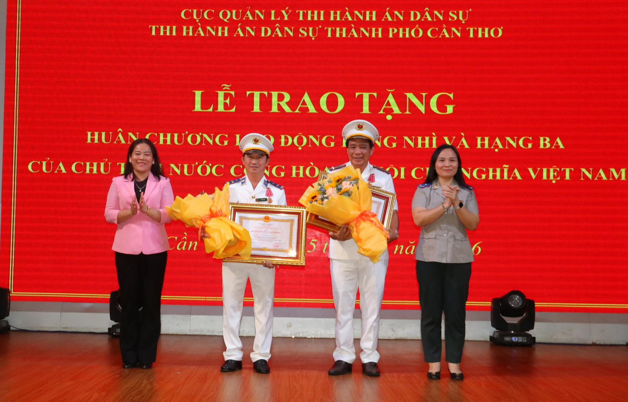 Ông Hồ Hùng Anh - Phó Trưởng THADS TP Cần Thơ (thứ 2, bên phải sang) vinh dự được tặng thưởng Huân chương Lao động hạng Nhì; ông Lư Minh Énh - Chánh Văn phòng THADS TP Cần Thơ (thứ 2, từ trái sang) được tặng thưởng Huân chương Lao động hạng Ba (Ảnh: Đình Thương)