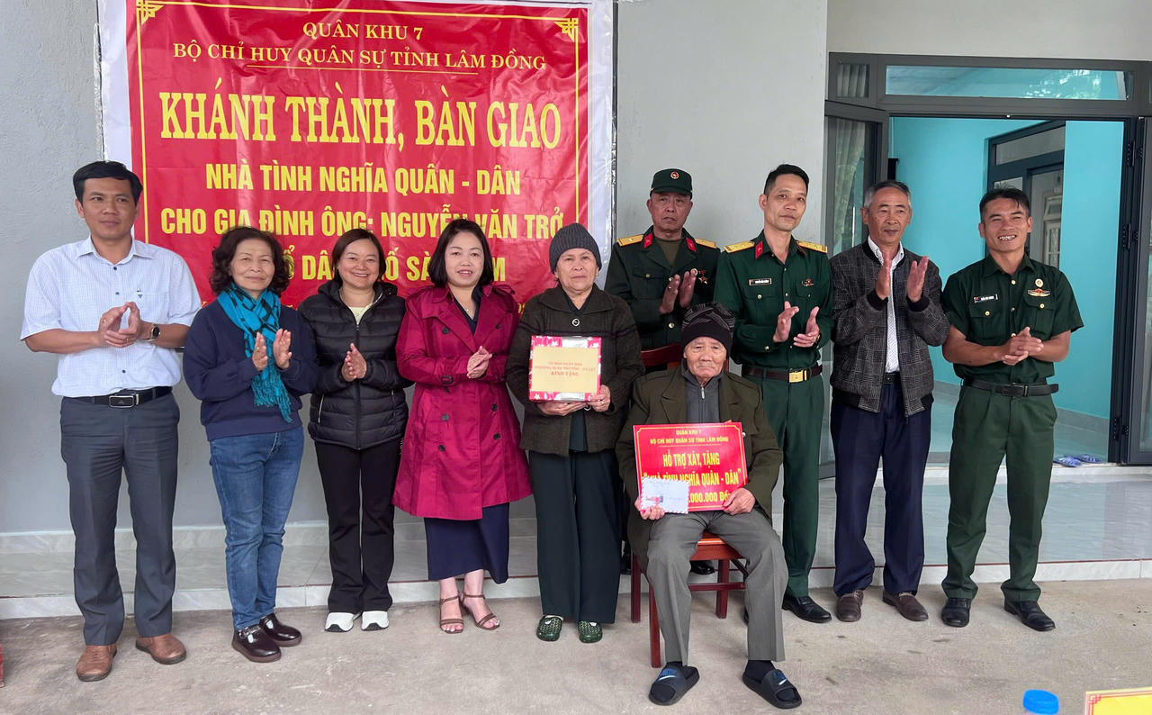 Phường Xuân Trường – Đà Lạt trao nhà tình nghĩa quân – dân