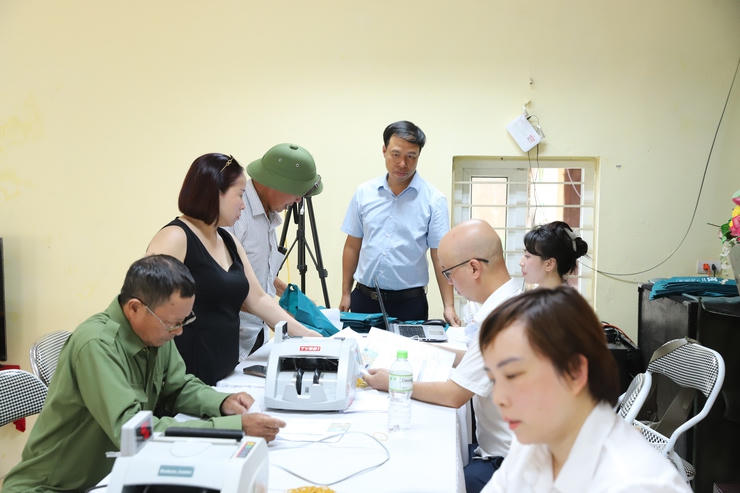 Công tác chi trả tiền cho các hộ dân được thực hiện nhanh chóng và minh bạch (Ảnh: Trang thông tin điện tử xã Thượng Phúc, TP Hà Nội)