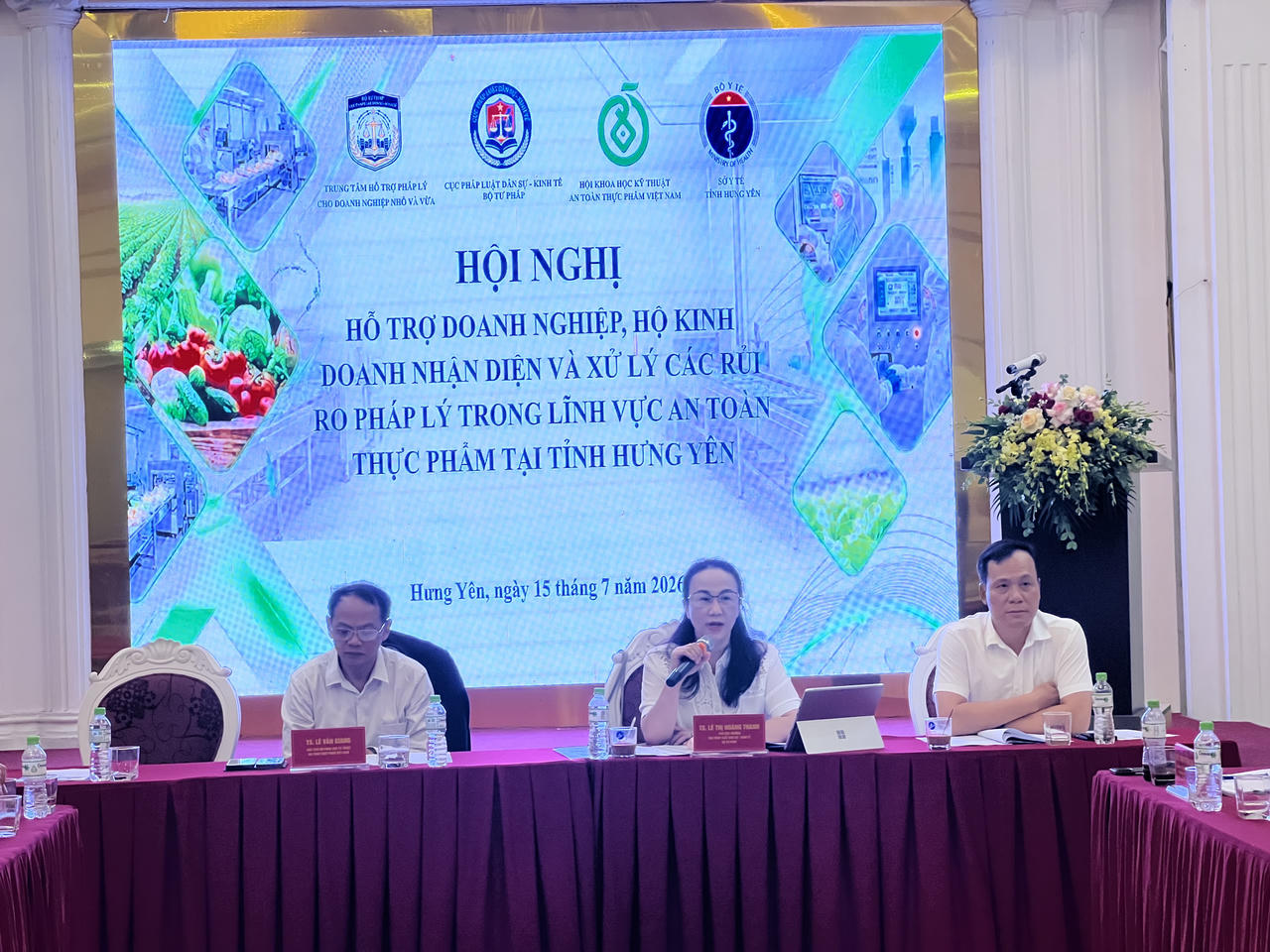 Các đại biểu chủ trì hội nghị.