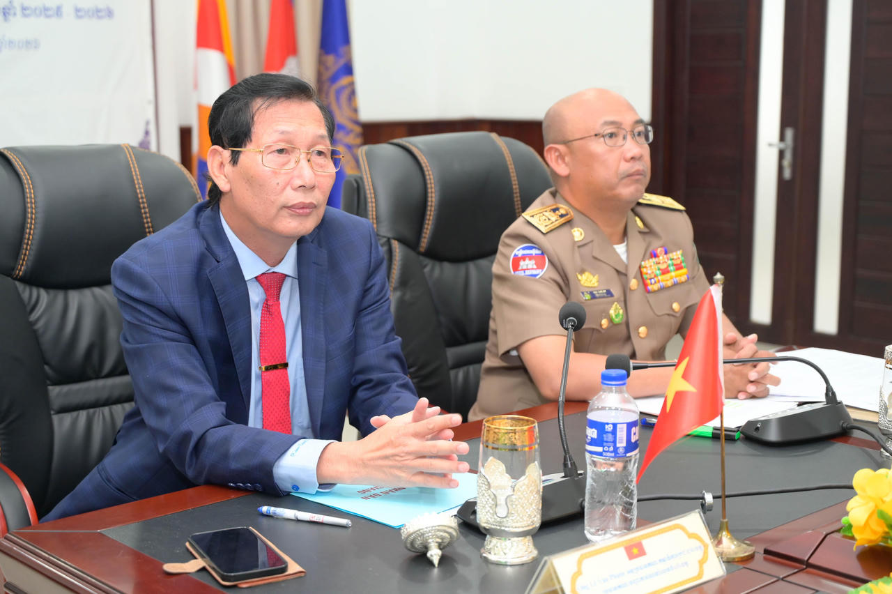 Ông Lê Văn Phước, Phó Chủ tịch UBND tỉnh, Trưởng Ban Chuyên trách tỉnh (bên trái) phát biểu tại buổi ký kết.