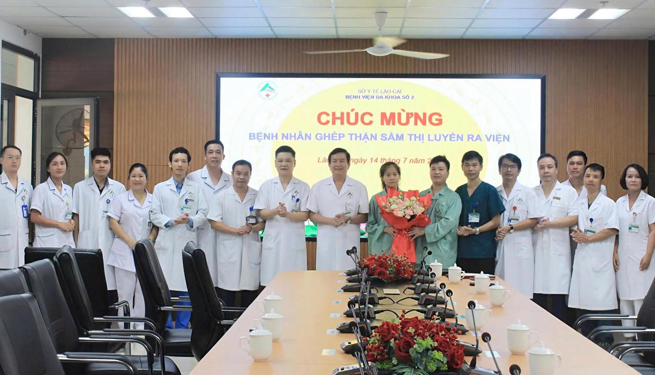 Lãnh đạo bệnh viện đa khoa số 2 tặng hoa chúc mừng người bệnh 