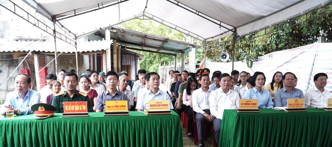 Đại biểu dự lễ khởi công nhà ở cho người có công và các đối tượng chính sách tại tổ dân phố Thuận Bài, phường Bắc Gianh. (Ảnh: Minh Phương).