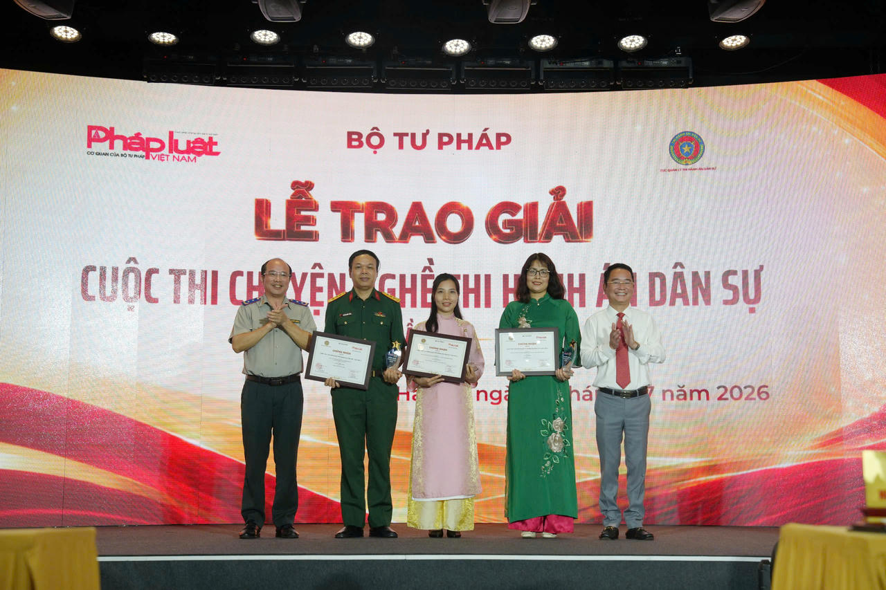 Đại diện Ban Tổ chức, TS. Vũ Hoài Nam - Bí thư Đảng ủy, Tổng Biên tập Báo Pháp luật Việt Nam và TS. Nguyễn Thắng Lợi - Cục trưởng Cục Quản lý Thi hành án dân sự trao Giải B.