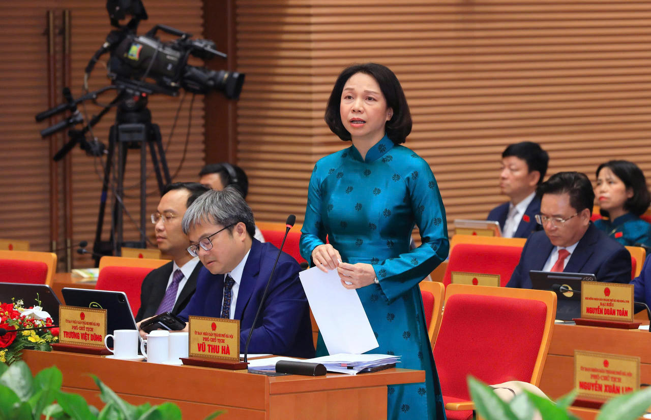 Phó Chủ tịch UBND TP Hà Nội Vũ Thu Hà trả lời chất vấn của đại biểu.