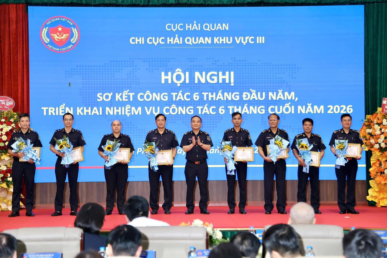 Lãnh đạo Cục Hải quan trao Giấy khen cho các tập thể, cá nhân có thành tích xuất sắc. (Ảnh: PV)