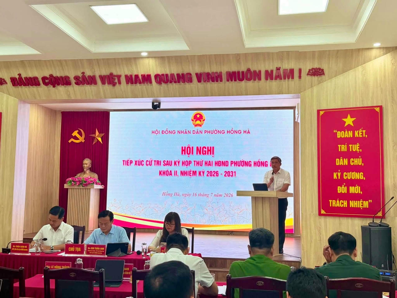 Chủ tịch UBND phường Hồng Hà Lê Hồng Thắng trực tiếp trao đổi, giải đáp những nội dung cử tri quan tâm.