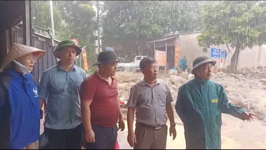 Ngay sau khi xảy ra sự cố, lãnh đạo xã Minh Lương đã có mặt tại hiện trường, chỉ đạo huy động lực lượng, phương tiện và máy móc triển khai các biện pháp khắc phục tạm thời nhằm giảm thiểu ảnh hưởng đến người dân. (Ảnh: Thành Luân)