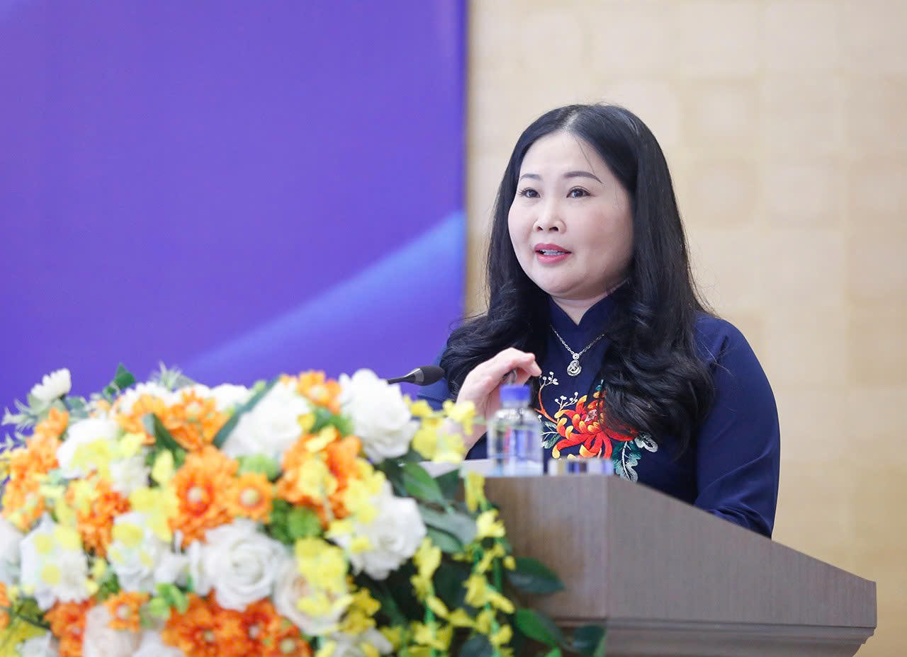 Phó Chủ tịch UBND tỉnh Lào Cai phát biểu khai mạc tọa đàm. Ảnh: Nguyên Đức.