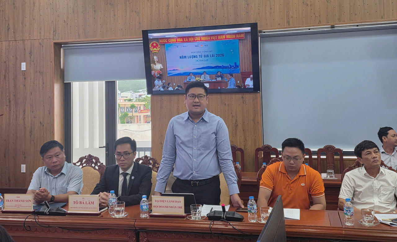Ông Vũ Hồng Quân, Phó Chủ tịch Hội doanh nhân trẻ Việt Nam, Chủ tịch Hội Doanh nhân trẻ tỉnh Gia Lai phát biểu tại buổi họp báo.
