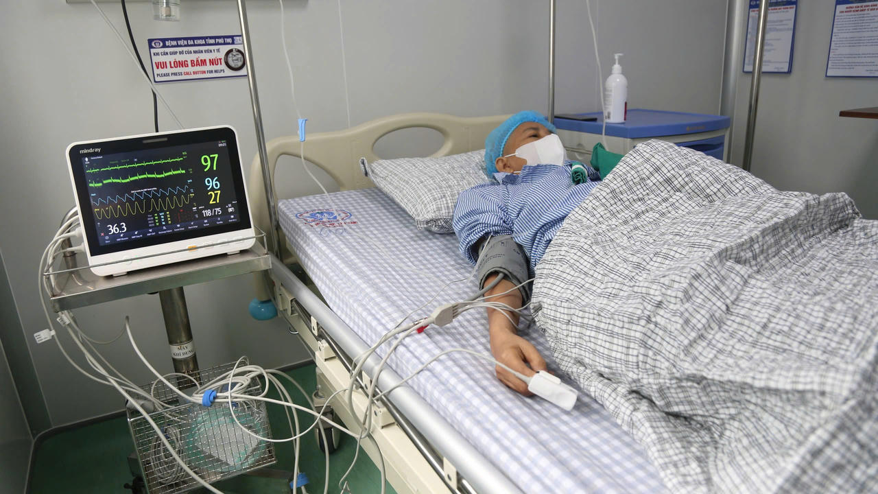 Người bệnh được theo dõi tại phòng cách ly trước khi thực hiện ghép tế bào gốc. Ảnh: Bệnh viện Đa khoa tỉnh Phú Thọ