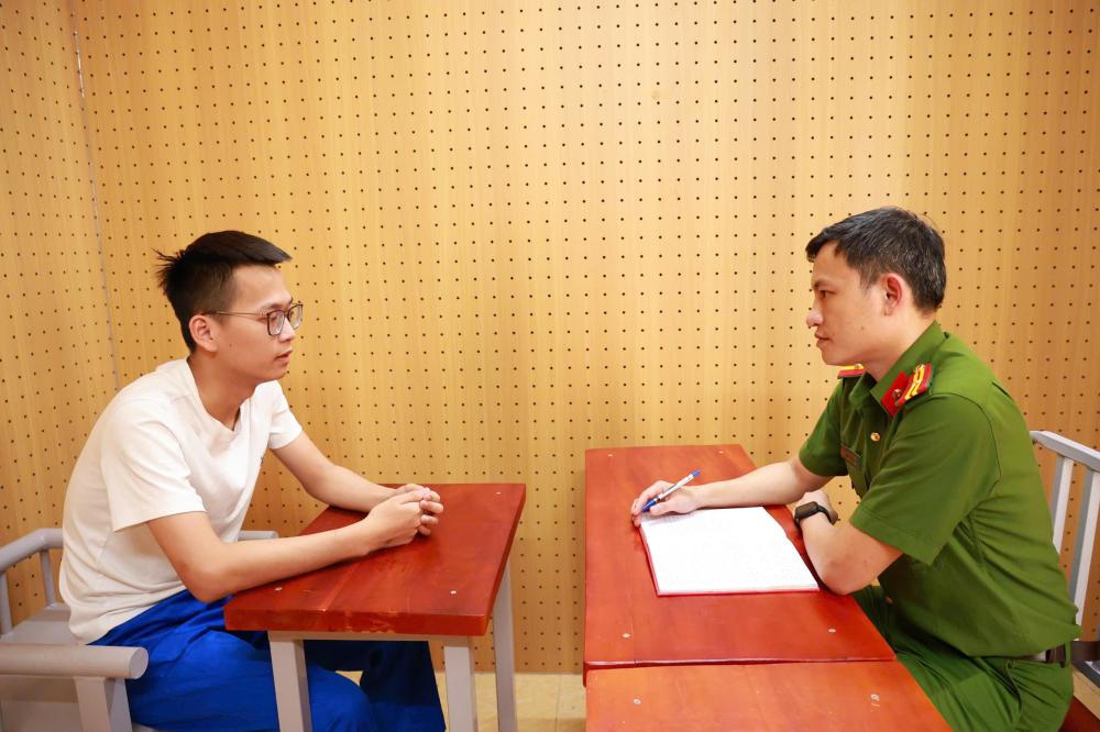 Cơ quan điều tra làm việc với Hoàng Tuấn Nhật. Ảnh: CAHT