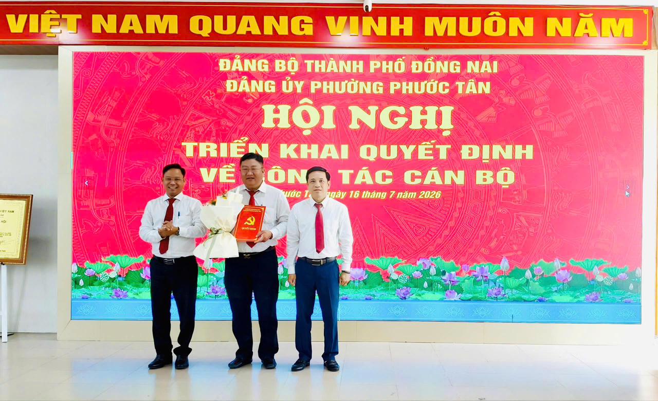 Ông Đoàn Việt Bách, Ủy viên Ban Thường vụ, Trưởng ban Xây dựng Đảng Đảng ủy phường và ông Nguyễn Đắc Tuyên, Chủ nhiệm Ủy ban Kiểm tra Đảng ủy phường, trao quyết định chuẩn y ông Cao Ngọc Chánh. Ảnh: Duy Khương