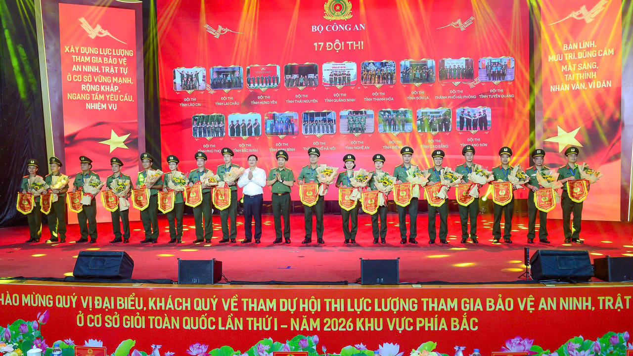 Ban tổ chức và lãnh đạo UBND tỉnh Thanh Hóa tặng hoa và cờ lưu niệm cho các đội thi.