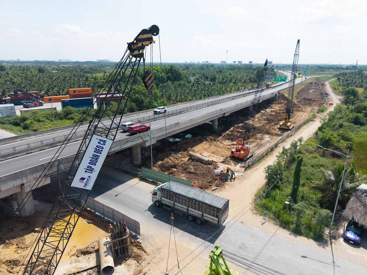 Các nhà thầu đang khẩn trương thi công dự án cao tốc TPHCM - Trung Lương- Mỹ Thuận. (Ảnh: Lê Lối)