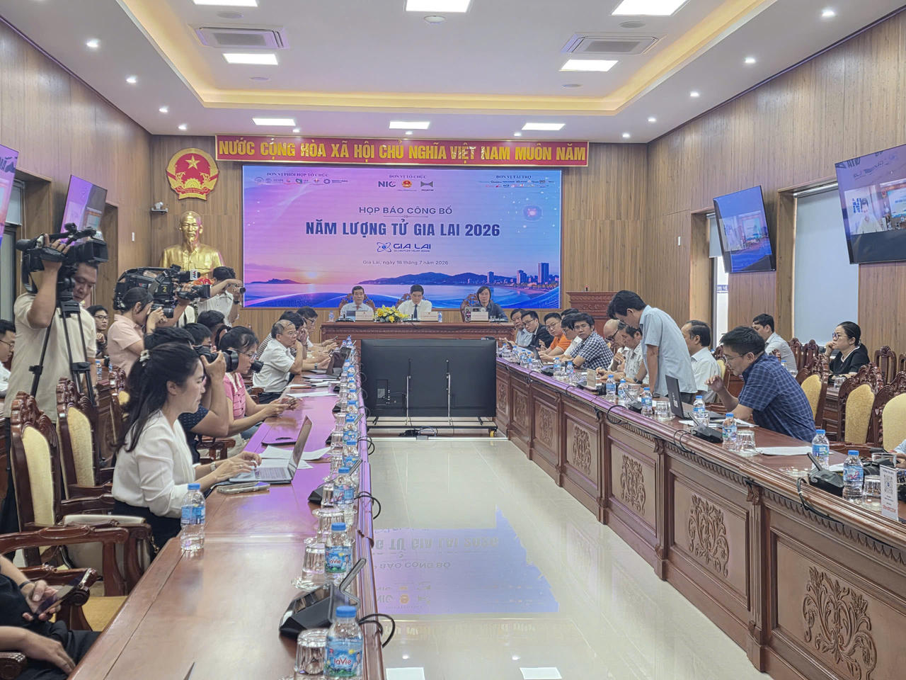 Quang cảnh buổi họp báo.