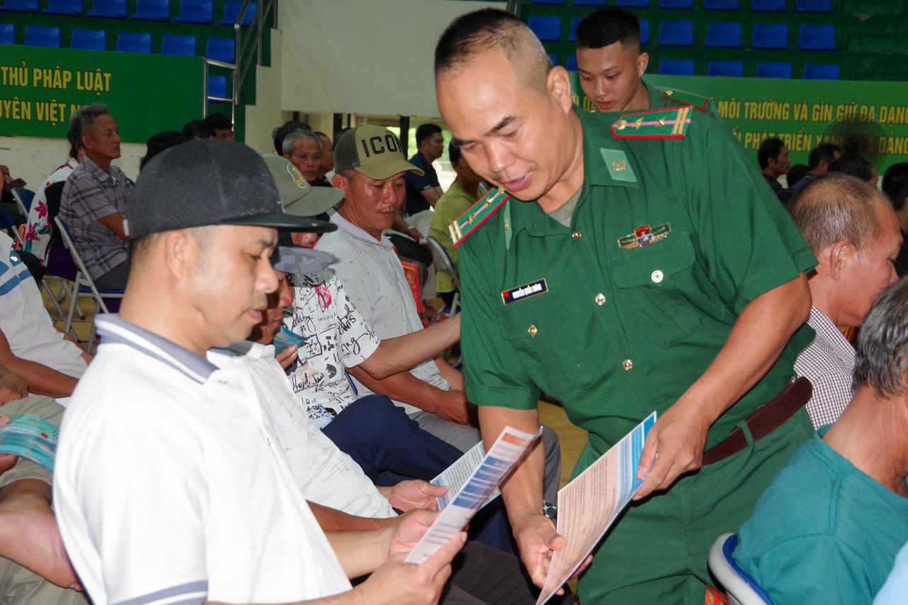 Lực lượng Bộ đội Biên phòng phát tờ rơi tuyên truyền, phổ biến quy định pháp luật về khai thác thủy sản cho ngư dân.