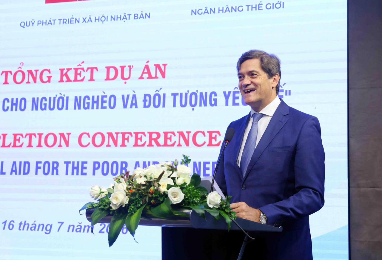Ông Christopher Sheldon, Giám đốc Điều hành Hoạt động Dự án của Ngân Hàng Thế giới tại Việt Nam, Lào, Campuchia phát biểu tại hội nghị.