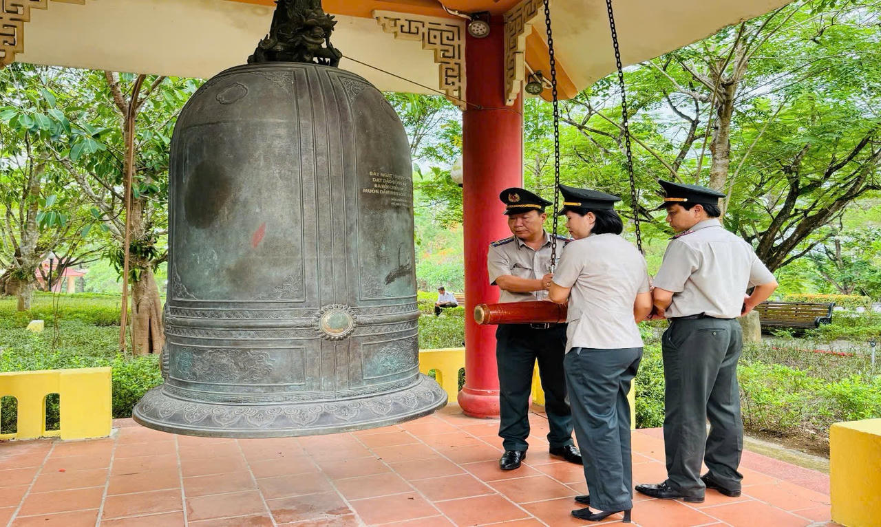 Đại diện Phòng Thi hành án dân sự khu vực 8 thực hiện nghi thức thỉnh chuông tại Nghĩa trang liệt sĩ Quốc gia Trường Sơn.