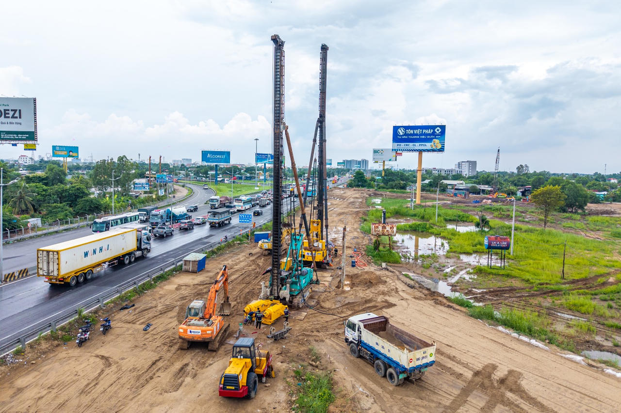 Các nhà thầu đang khẩn trương thi công dự án cao tốc TP HCM - Trung Lương- Mỹ Thuận. (Ảnh: Lê Lối)