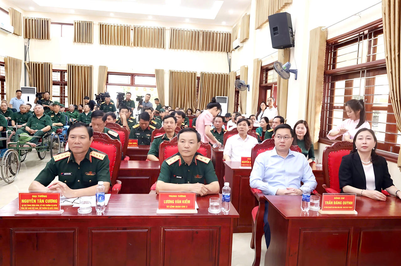Đại diện lãnh đạo của Bộ Quốc phòng, Bộ Tổng Tham mưu và lãnh đạo tỉnh Ninh Bình tham dự cùng Đại tướng (ảnh: Báo Ninh Bình)