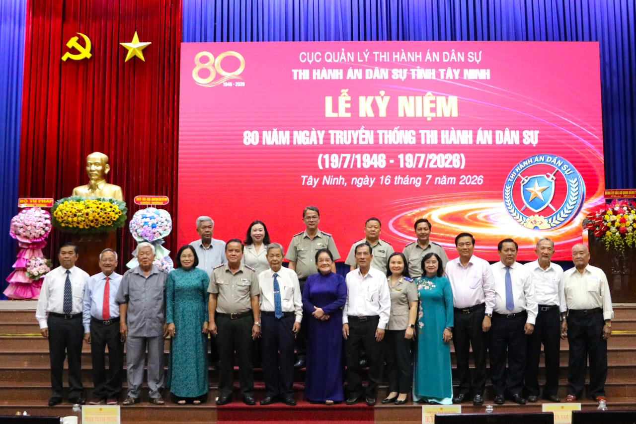Các đại biểu là lãnh đạo, nguyên lãnh đạo tỉnh Tây Ninh, Long An (cũ) chụp hình lưu niệm (Ảnh: Khánh Toàn)
