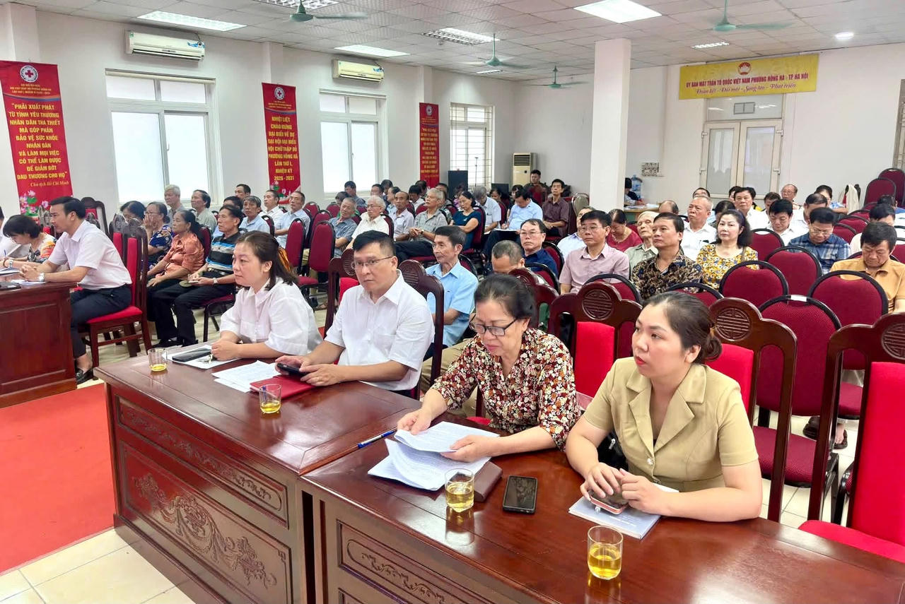 Các đại biểu đại diện các tổ dân phố phát biểu ý kiến về những vấn đề dân sinh, quản lý đô thị và tiến độ triển khai các dự án trên địa bàn.
