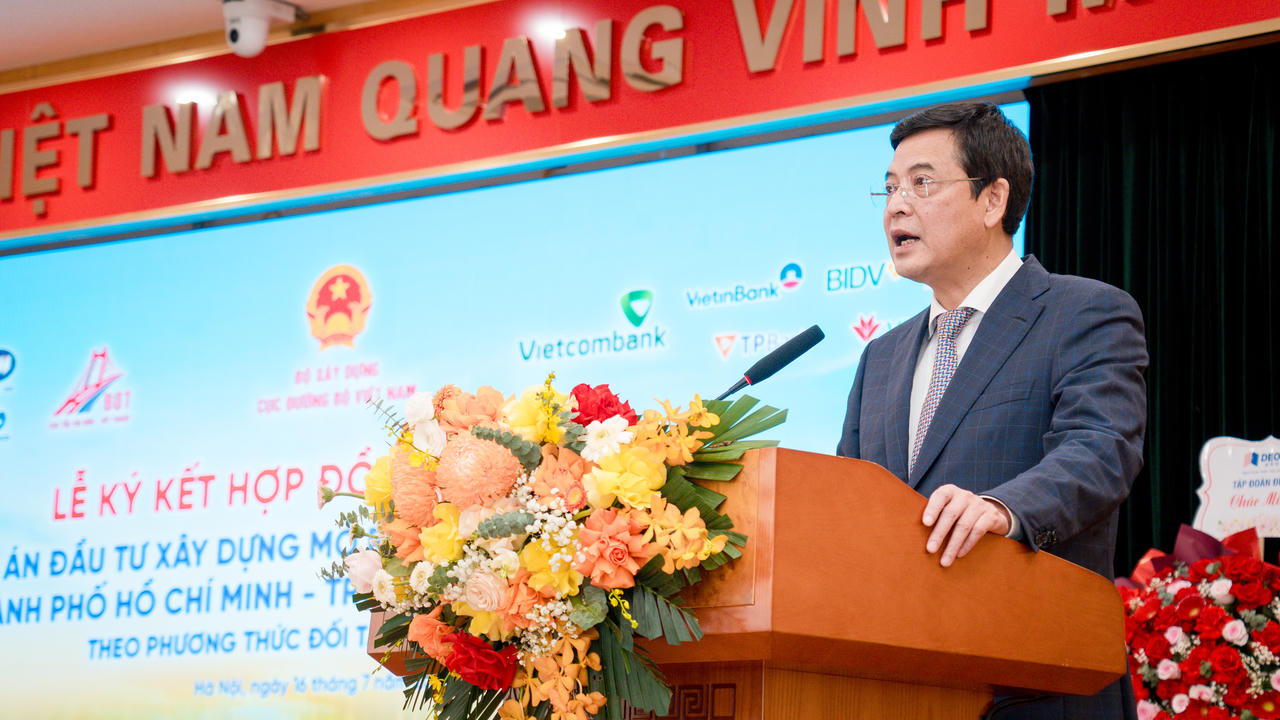 Thứ trưởng Bộ Xây dựng Bùi Xuân Dũng phát biểu tại buổi lễ. (Ảnh: Lê Lối)