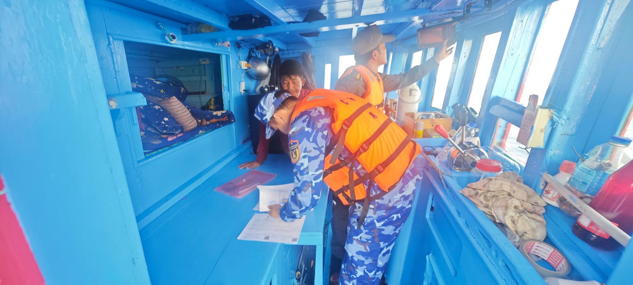 Lực lượng chức năng BTL Vùng Cảnh sát biển 4 kiểm tra hồ sơ, giấy tờ Tàu 3177