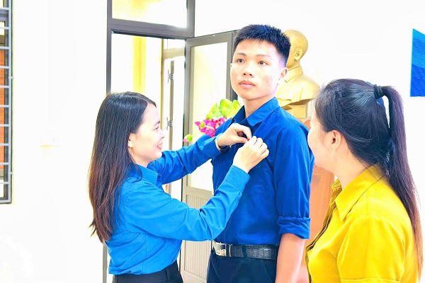 Lao xuống biển cứu người, nam sinh Quảng Trị được trao Huy hiệu ‘Tuổi trẻ dũng cảm’