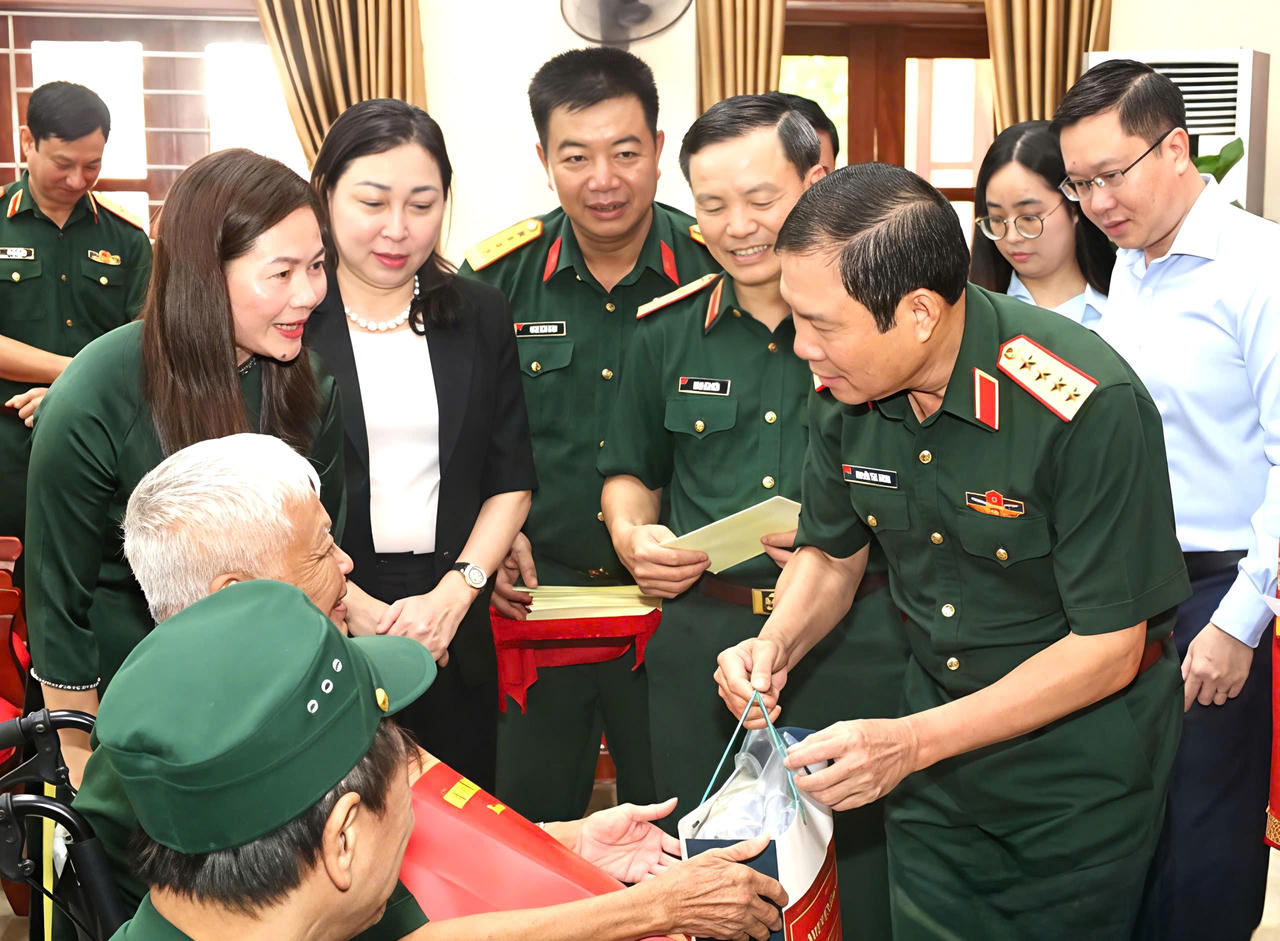 Đại tướng Nguyễn Tân Cương đã ân cần thăm hỏi đời sống, tình hình sức khỏe và quá trình điều trị các thương binh, bệnh binh (ảnh: Báo Ninh Bình)