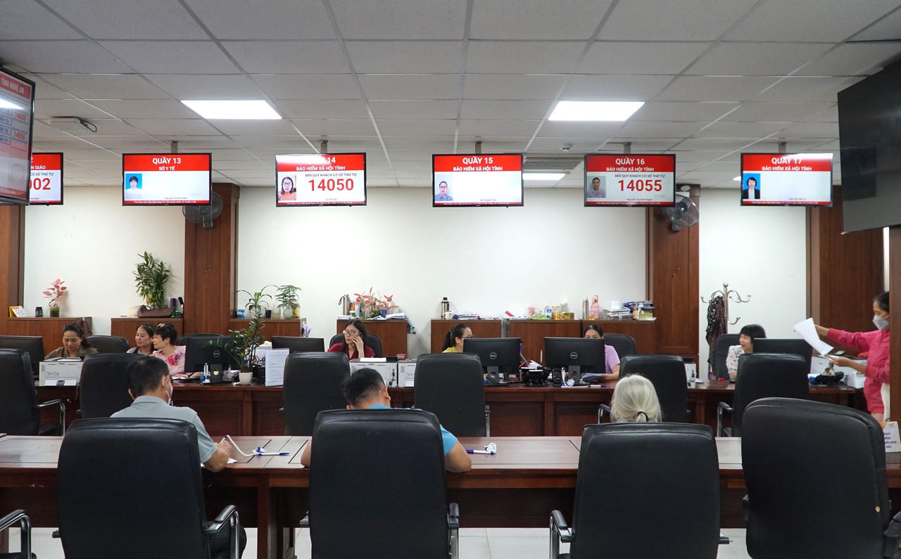 Tăng cường ứng dụng công nghệ trong phục vụ người dân tại Trung tâm Hành chính công tỉnh Nghệ An. Ảnh: Phúc Hưng