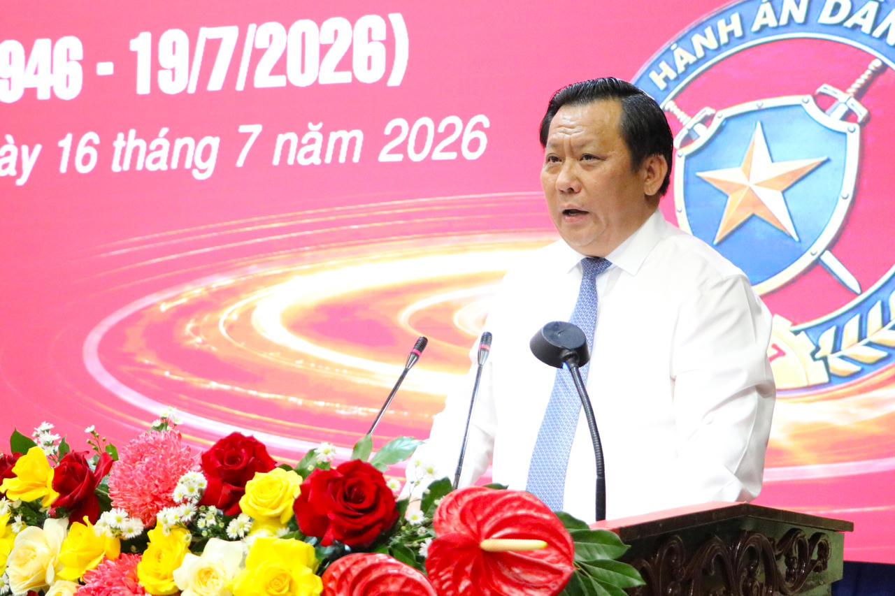 Phó Chủ tịch UBND tỉnh Tây Ninh Huỳnh Văn Sơn ghi nhận và biểu dương những đóng góp của các thế hệ cán bộ, công chức ngành Thi hành án dân sự thời gian qua (Ảnh: Khánh Toàn)