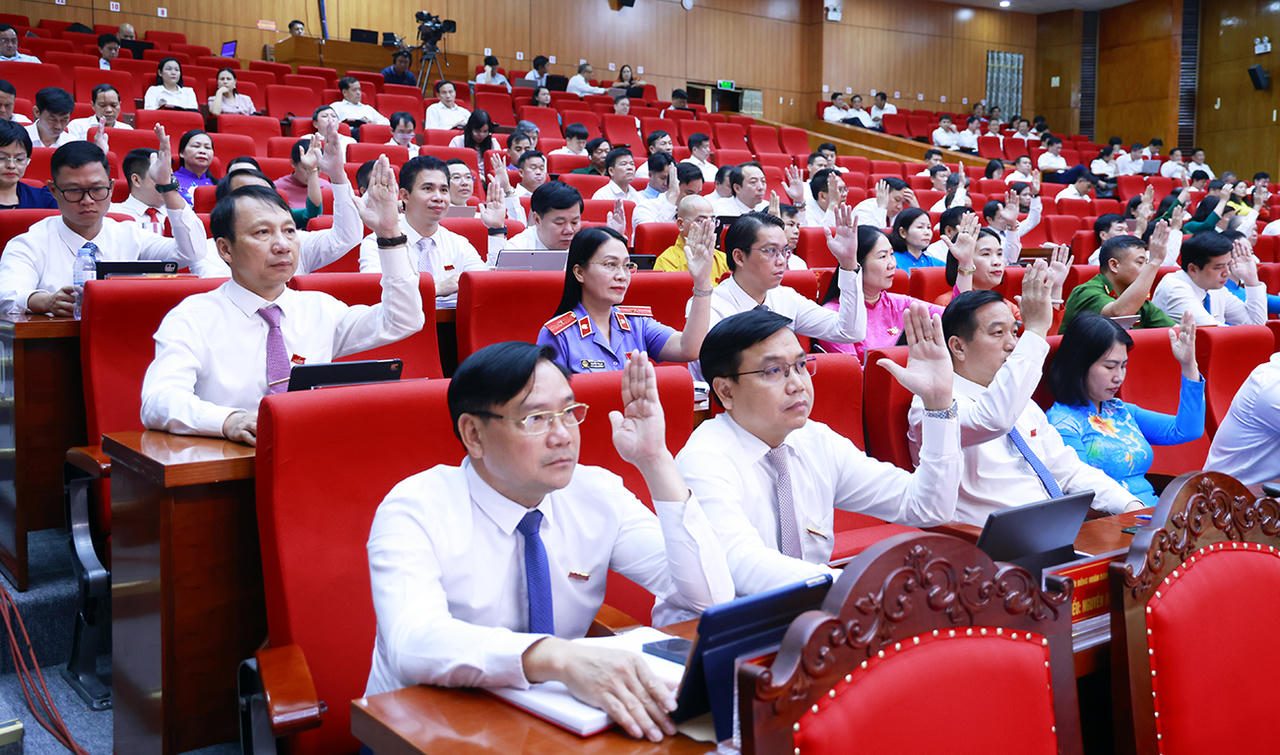 Các đại biểu biểu quyết thông qua dự thảo Nghị quyết (Ảnh Cổng TTĐT tỉnh Bắc Ninh)