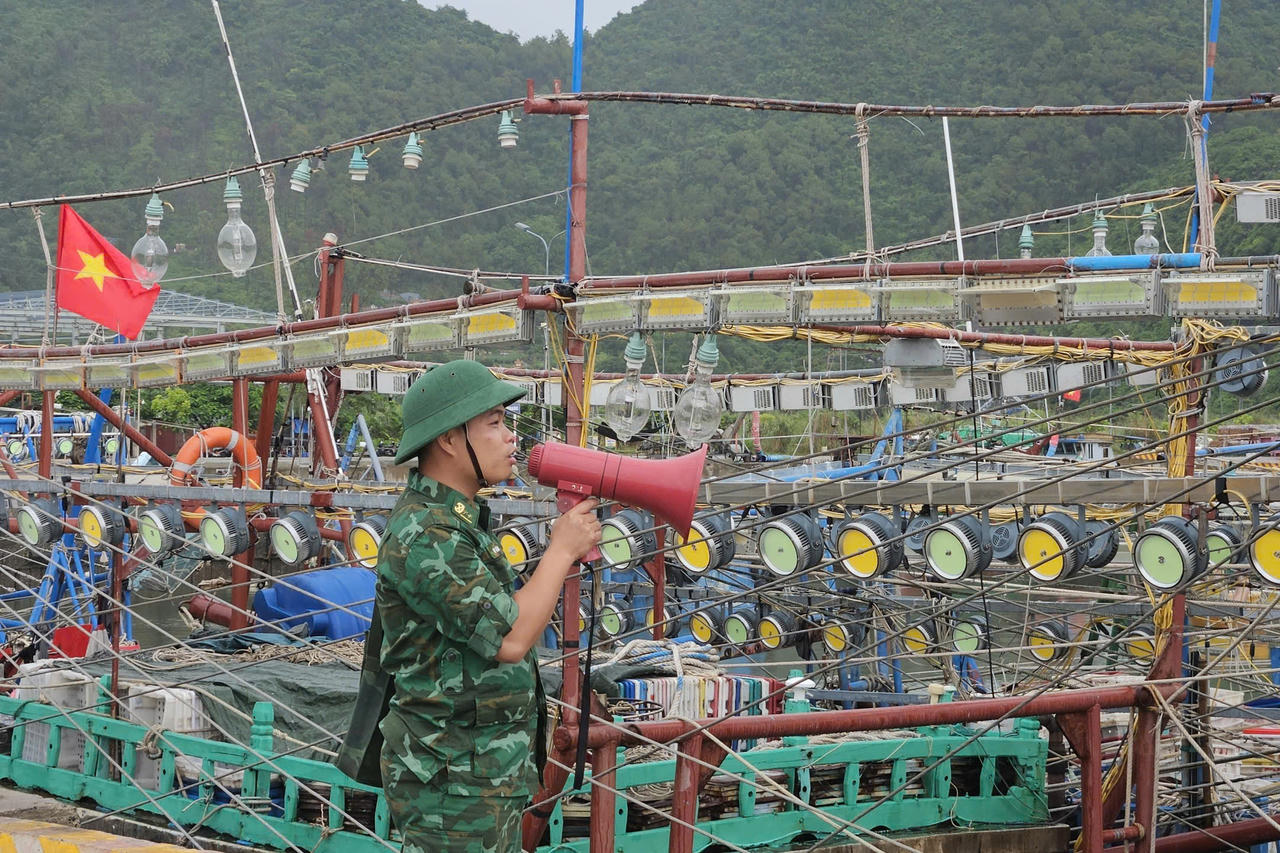 Cán bộ, chiến sĩ Bộ đội Biên phòng thành phố Hải Phòng thông báo, hướng dẫn ngư dân đưa tàu thuyền vào nơi tránh trú an toàn trước khi bão số 1 đổ bộ.