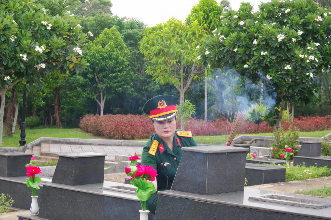 Đoàn công tác do Đại tá Nguyễn Thị Thanh, Phó trưởng Ban Phụ nữ Quân đội làm trưởng đoàn