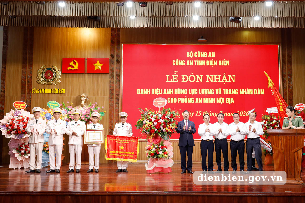 Lãnh đạo tỉnh Điện Biên tặng hoa chúc mừng Phòng An ninh nội địa (Ảnh: dienbien.gov.vn)